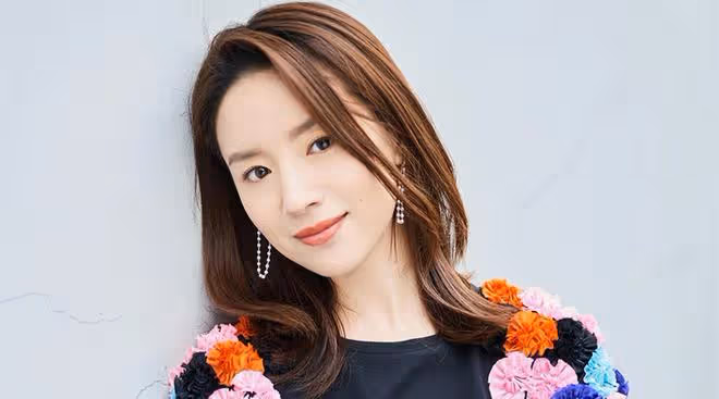 董潔深夜素顏現身聚會,和男子互訴衷腸摟抱,男方緊牽另一女性手
