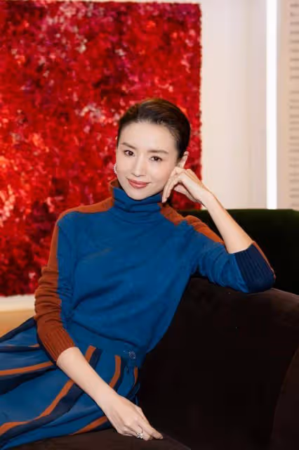 新戀情?42歲董潔與男子牽手擁抱超親密