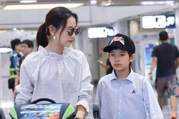 新戀情?42歲董潔與男子牽手擁抱超親密