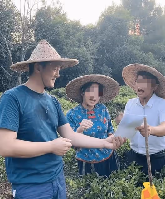李亞鵬鄉下大聲唱山歌,戴斗笠打扮太樸素...
