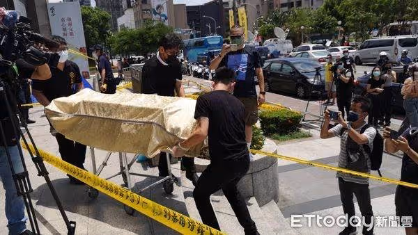 艾成出事，王瞳哭到虛脫！見完最後一面「眼神空洞走路都要扶」大馬父母急飛台「後事安排曝光」