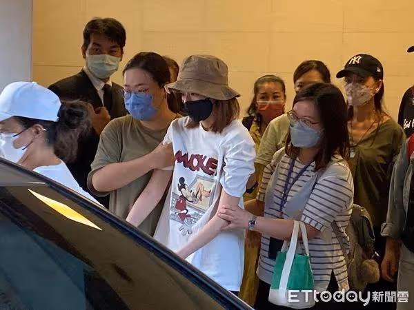 艾成出事，王瞳哭到虛脫！見完最後一面「眼神空洞走路都要扶」大馬父母急飛台「後事安排曝光」