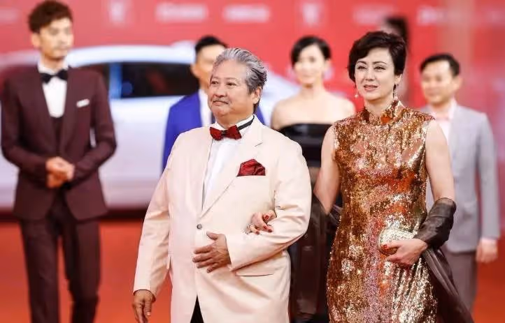 高麗虹:洪金寶之妻,30年婚姻無兒無女無怨言,她的追求值得嗎?