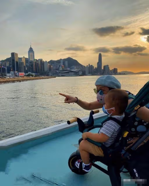 余安安帶外孫出去逛街看漂亮海景 三代同堂一起享受有愛時光