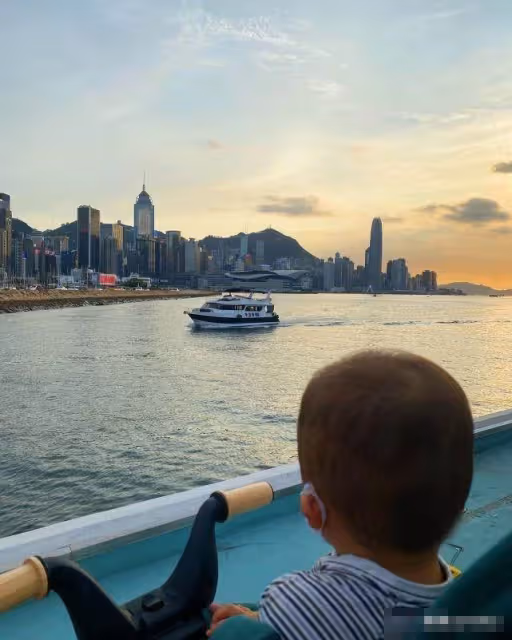 余安安帶外孫出去逛街看漂亮海景 三代同堂一起享受有愛時光