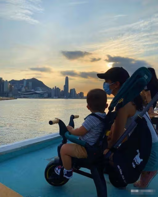 余安安帶外孫出去逛街看漂亮海景 三代同堂一起享受有愛時光