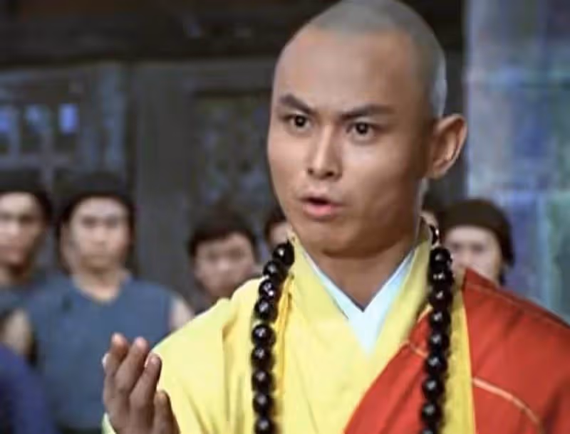 66歲功夫巨星回TVB，情緒雖然失控當場痛哭，被妻兒捲走財產住養老院，但依舊堅強！