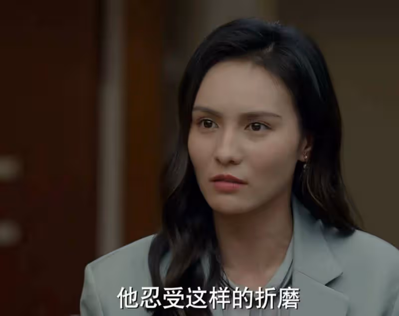 《玫瑰之戰》：看到「新歡拔管，原配保命」，才知哪種女人最吃虧