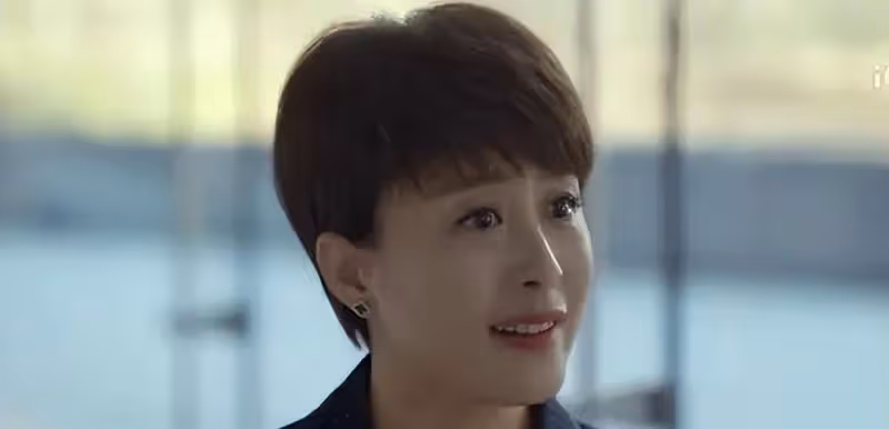 《玫瑰之戰》：看到「新歡拔管，原配保命」，才知哪種女人最吃虧