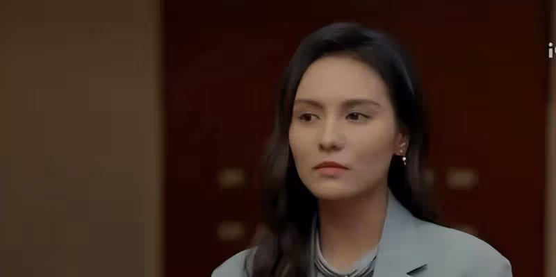 《玫瑰之戰》：看到「新歡拔管，原配保命」，才知哪種女人最吃虧
