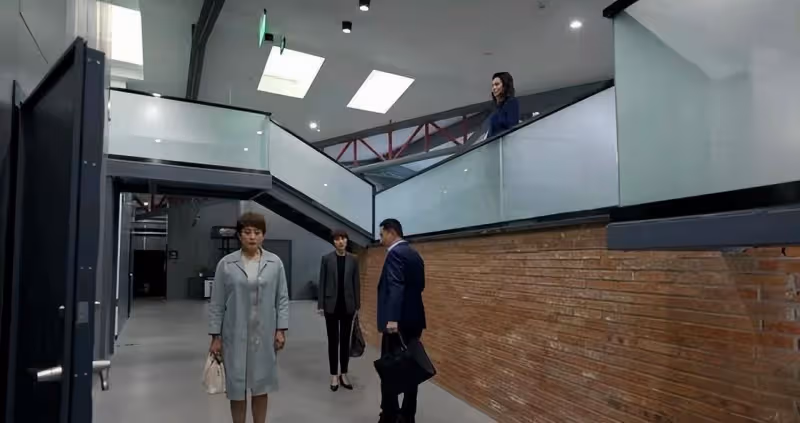 《玫瑰之戰》：看到「新歡拔管，原配保命」，才知哪種女人最吃虧