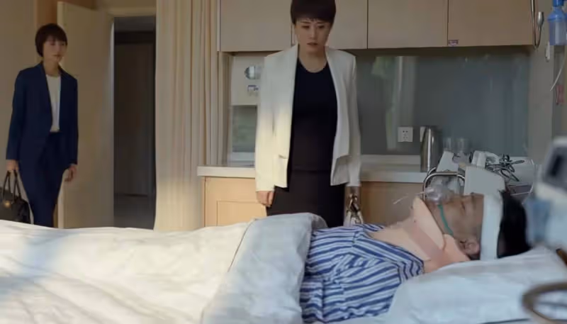 《玫瑰之戰》：看到「新歡拔管，原配保命」，才知哪種女人最吃虧