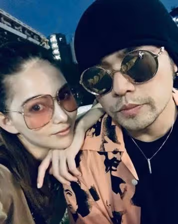 有一種「遺傳」叫周杰倫的女兒!正面照曝光「五官精緻+雪白肌膚」,氣質不輸明星媽媽,網友:這張臉被上帝吻過