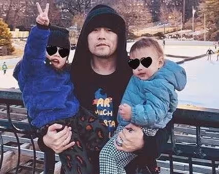 有一種「遺傳」叫周杰倫的女兒!正面照曝光「五官精緻+雪白肌膚」,氣質不輸明星媽媽,網友:這張臉被上帝吻過