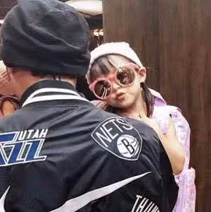 有一種「遺傳」叫周杰倫的女兒!正面照曝光「五官精緻+雪白肌膚」,氣質不輸明星媽媽,網友:這張臉被上帝吻過