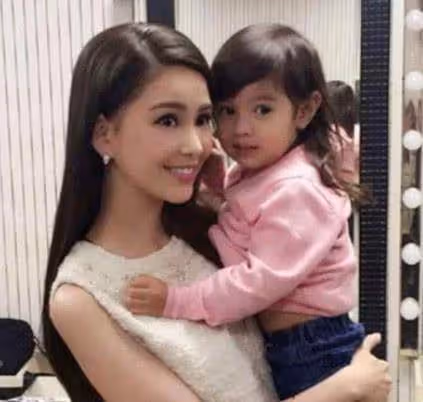有一種「遺傳」叫周杰倫的女兒!正面照曝光「五官精緻+雪白肌膚」,氣質不輸明星媽媽,網友:這張臉被上帝吻過