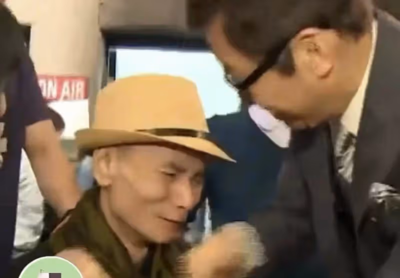 67歲劉家輝被曝回TVB參觀,路遇熟人激動落淚,癱 瘓後長居養老院