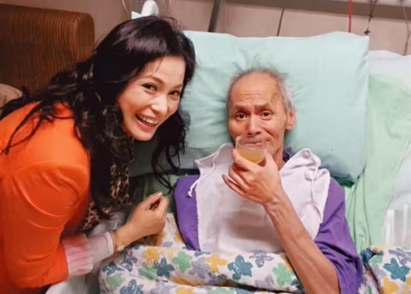 67歲劉家輝被曝回TVB參觀,路遇熟人激動落淚,癱 瘓後長居養老院