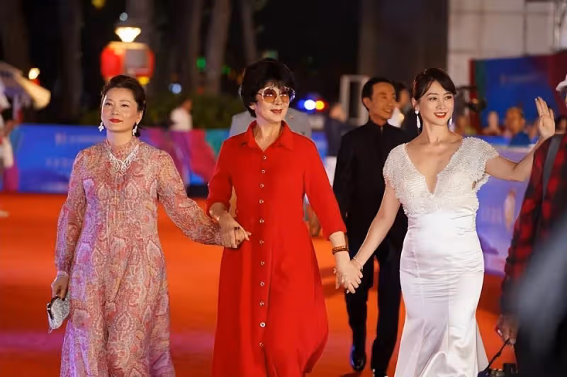 53歲翁虹近照曝光還是瓜子臉，穿深V裙同框何賽飛，牛奶肌身形窈窕，網友：美到認不出！