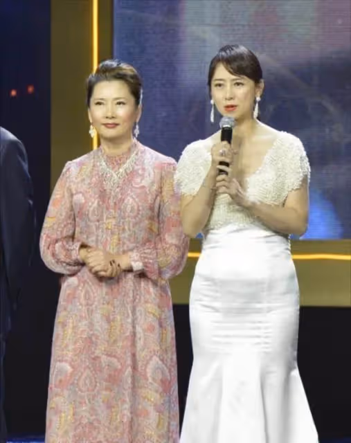 53歲翁虹近照曝光還是瓜子臉，穿深V裙同框何賽飛，牛奶肌身形窈窕，網友：美到認不出！