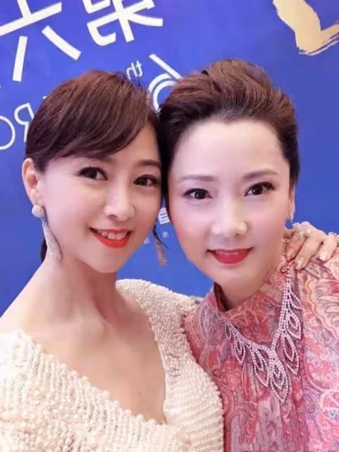 53歲翁虹近照曝光還是瓜子臉，穿深V裙同框何賽飛，牛奶肌身形窈窕，網友：美到認不出！