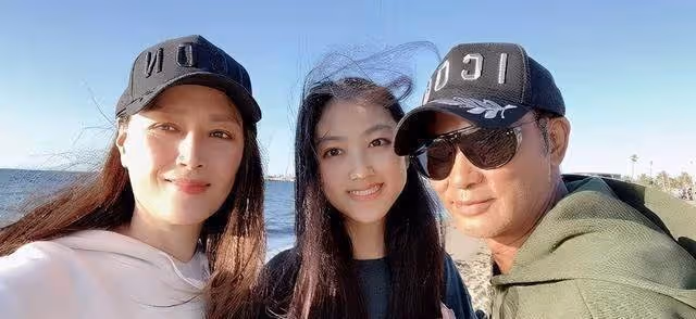 任達華女兒宣布出道!16歲身材出眾,「濃眉大眼+白皙皮膚」超吸睛,年紀輕輕成奢侈品牌新寵兒