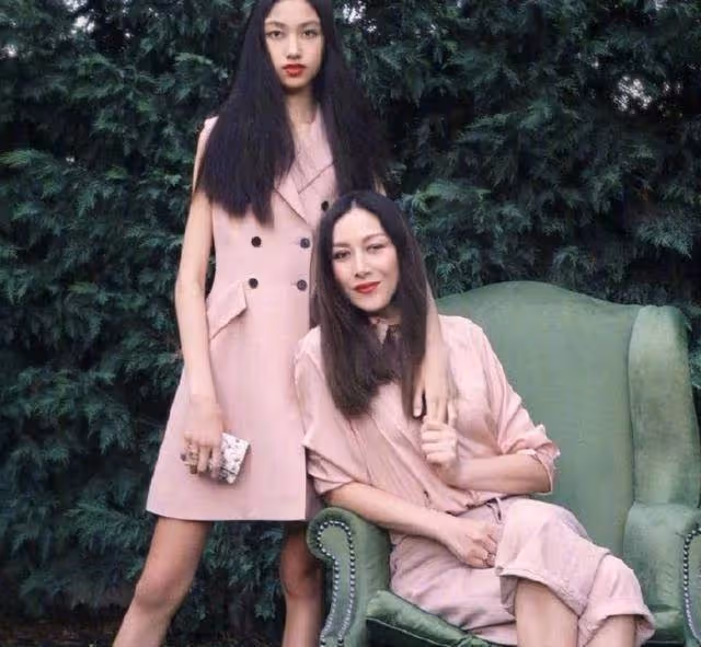任達華女兒宣布出道!16歲身材出眾,「濃眉大眼+白皙皮膚」超吸睛,年紀輕輕成奢侈品牌新寵兒