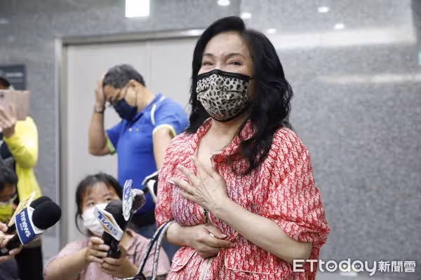 余天現身痛哭!余苑綺虛弱比手勢「求放她走解脫」 他哭到失聲喊「我怎麼捨得」:太殘忍了做不到
