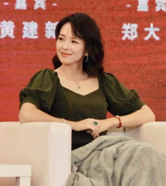 43歲的章子怡一改「霸氣外露」網友直呼越來越優雅溫柔!皮膚吹彈可破不愧「玉女掌門人」