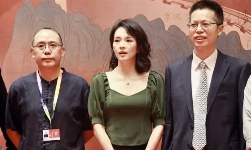 43歲的章子怡一改「霸氣外露」網友直呼越來越優雅溫柔!皮膚吹彈可破不愧「玉女掌門人」