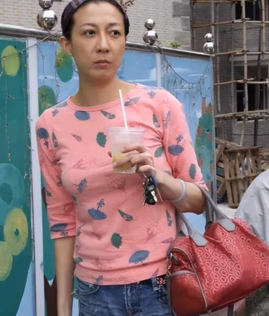 吳綺莉站起來了,多次發文回懟成龍話題,憤怒為女兒與自己發聲