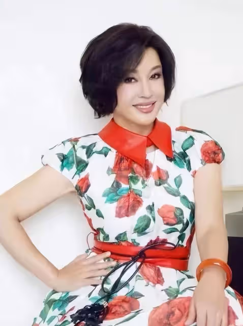 67歲劉曉慶罕曬泳照，粉色泳帽成全身亮點，素顏五官未修圖，網友：這狀態比我媽媽年輕多了