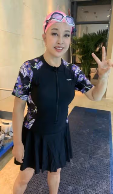 67歲劉曉慶罕曬泳照，粉色泳帽成全身亮點，素顏五官未修圖，網友：這狀態比我媽媽年輕多了
