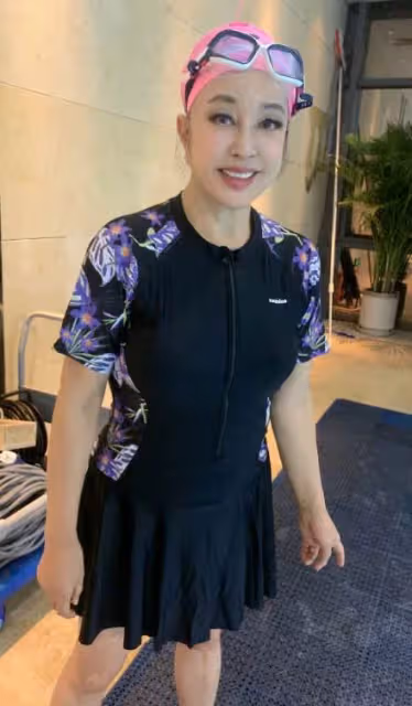 67歲劉曉慶罕曬泳照，粉色泳帽成全身亮點，素顏五官未修圖，網友：這狀態比我媽媽年輕多了