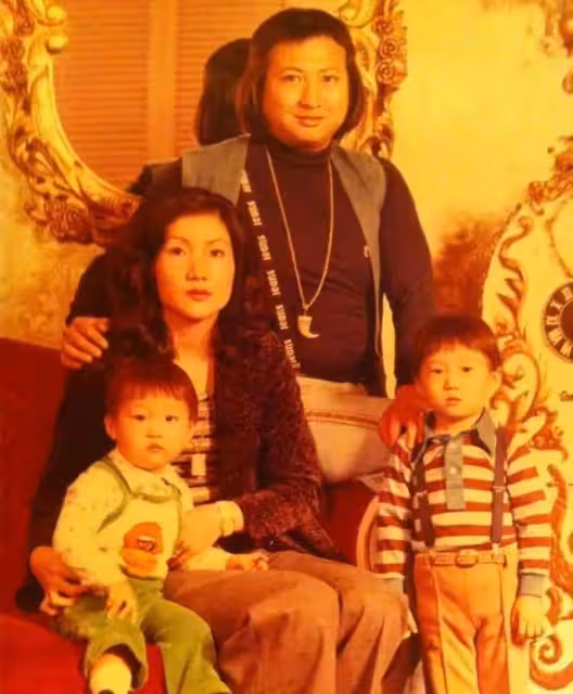 洪金寶罕曬長子兒時舊照!與二弟洪天祥酷似雙胞胎,「濃眉大眼+白皙皮膚」模樣好似小正太,網友:基因真強大