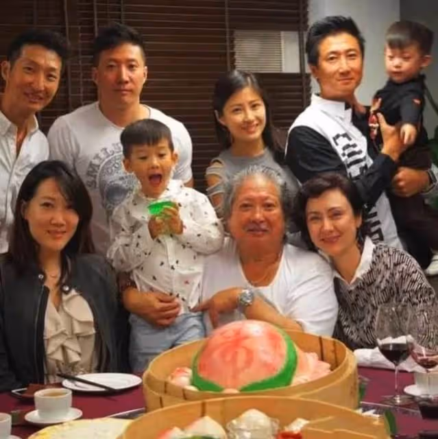 洪金寶罕曬長子兒時舊照!與二弟洪天祥酷似雙胞胎,「濃眉大眼+白皙皮膚」模樣好似小正太,網友:基因真強大