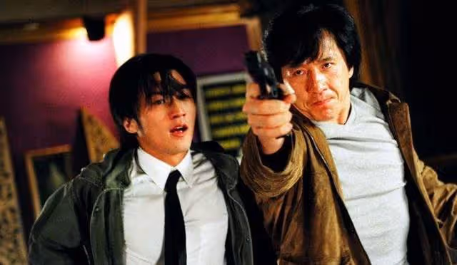 洪金寶罕曬長子兒時舊照!與二弟洪天祥酷似雙胞胎,「濃眉大眼+白皙皮膚」模樣好似小正太,網友:基因真強大