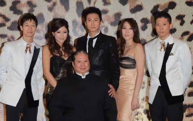 洪金寶罕曬長子兒時舊照!與二弟洪天祥酷似雙胞胎,「濃眉大眼+白皙皮膚」模樣好似小正太,網友:基因真強大