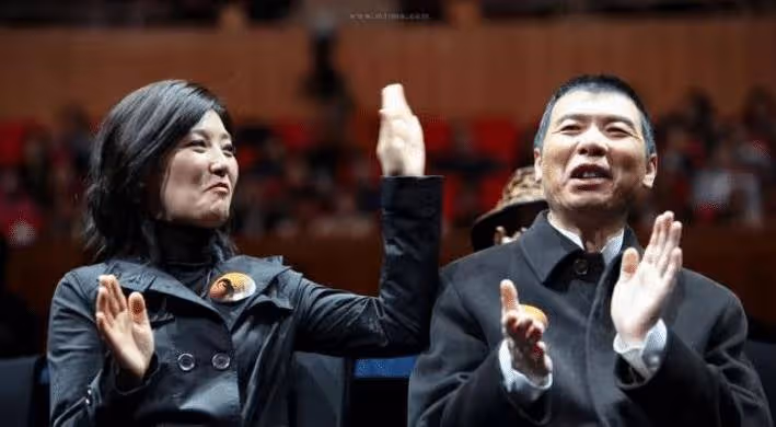 鏡頭前演賢妻良母,鏡頭外幫著老公不忠誠…