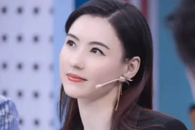 張柏芝罕曬家庭日常！帶兩個兒子逛街曬親密合影，Lucas一頭卷髪配麥色肌膚男人味十足，小Q身材出眾，母子三人同框好似姐弟