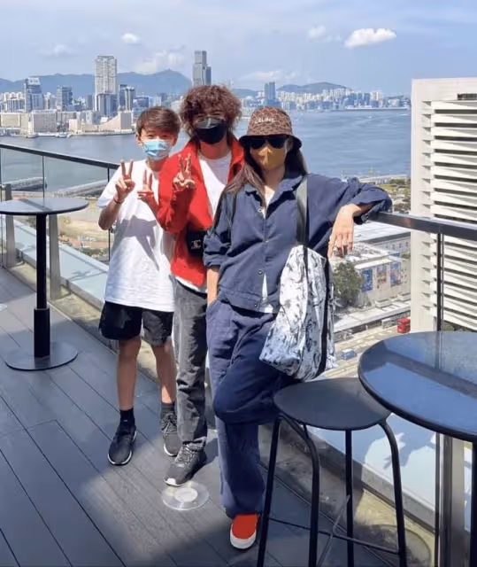 張柏芝罕曬家庭日常！帶兩個兒子逛街曬親密合影，Lucas一頭卷髪配麥色肌膚男人味十足，小Q身材出眾，母子三人同框好似姐弟