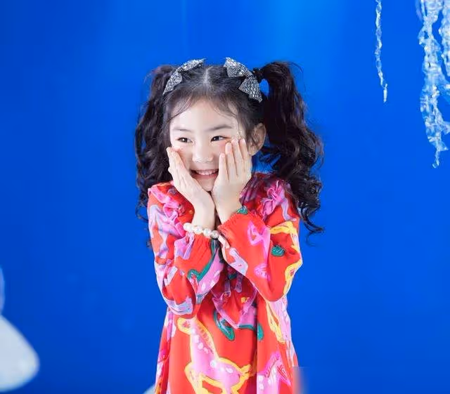 星二代有多會長！本以為黃多多的顏值夠高了，看到趙薇女兒：被驚艷到了