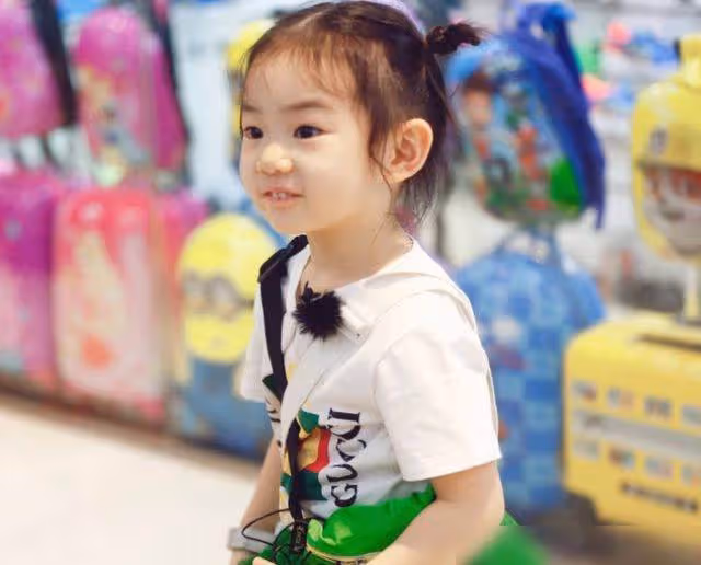 星二代有多會長！本以為黃多多的顏值夠高了，看到趙薇女兒：被驚艷到了
