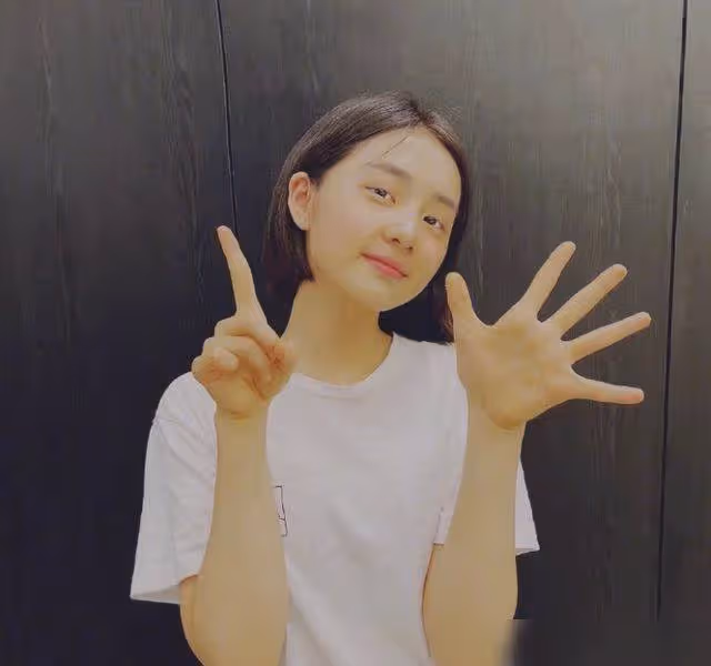 星二代有多會長！本以為黃多多的顏值夠高了，看到趙薇女兒：被驚艷到了