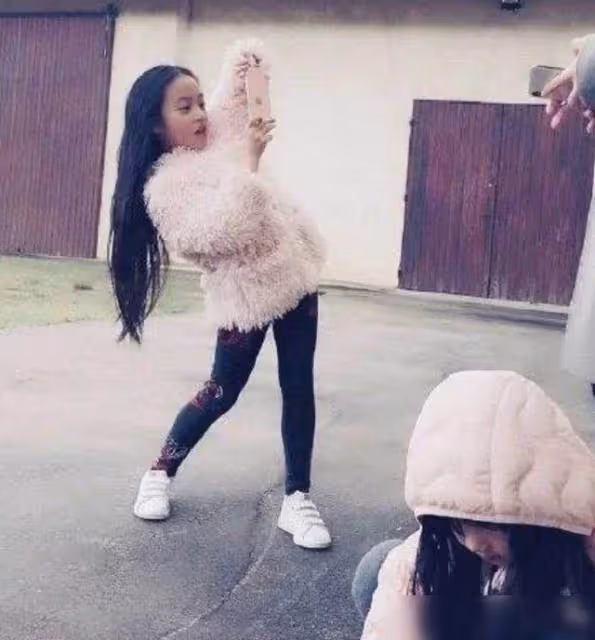 星二代有多會長！本以為黃多多的顏值夠高了，看到趙薇女兒：被驚艷到了