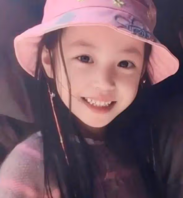星二代有多會長！本以為黃多多的顏值夠高了，看到趙薇女兒：被驚艷到了