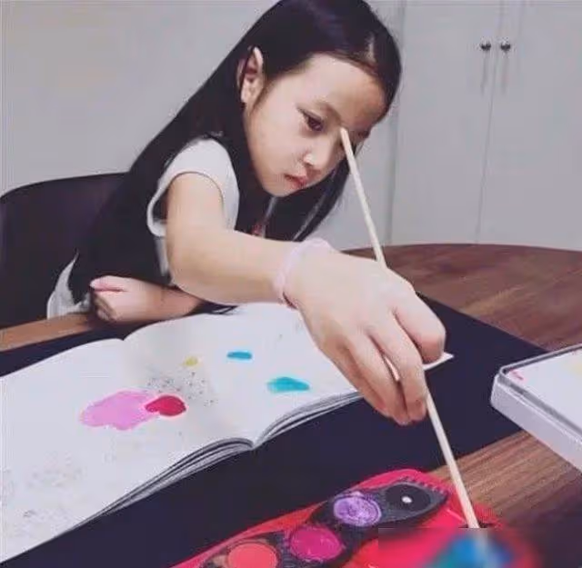 星二代有多會長！本以為黃多多的顏值夠高了，看到趙薇女兒：被驚艷到了
