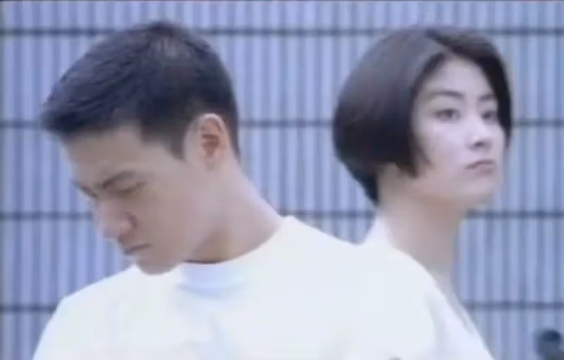 樂壇實力比肩王菲，巔峰期嫁相戀16年初戀，低調生子做慈善出道26年零緋聞，家世背景強大無人敢惹