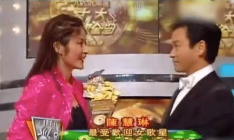 樂壇實力比肩王菲，巔峰期嫁相戀16年初戀，低調生子做慈善出道26年零緋聞，家世背景強大無人敢惹
