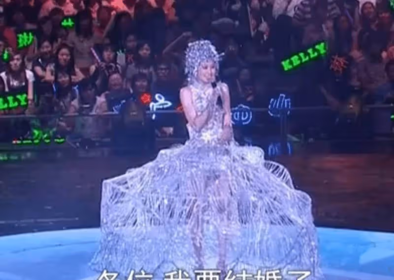 樂壇實力比肩王菲，巔峰期嫁相戀16年初戀，低調生子做慈善出道26年零緋聞，家世背景強大無人敢惹